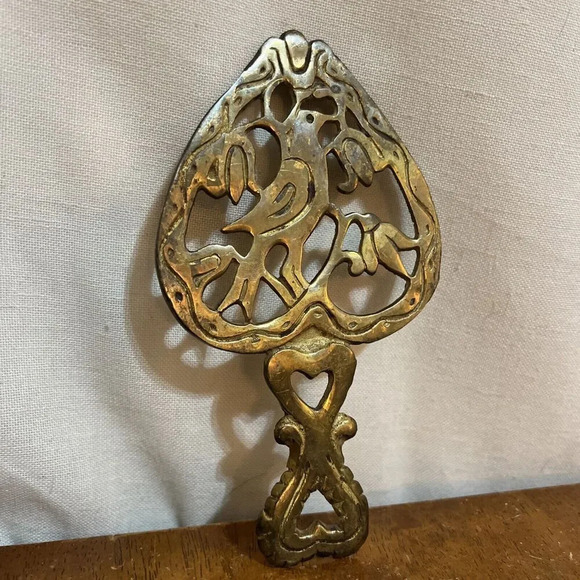 Vintage Antique Brass 6" 3 Footed Heart Bird Design Gold Trivet Decoration - Picture 2 of 7